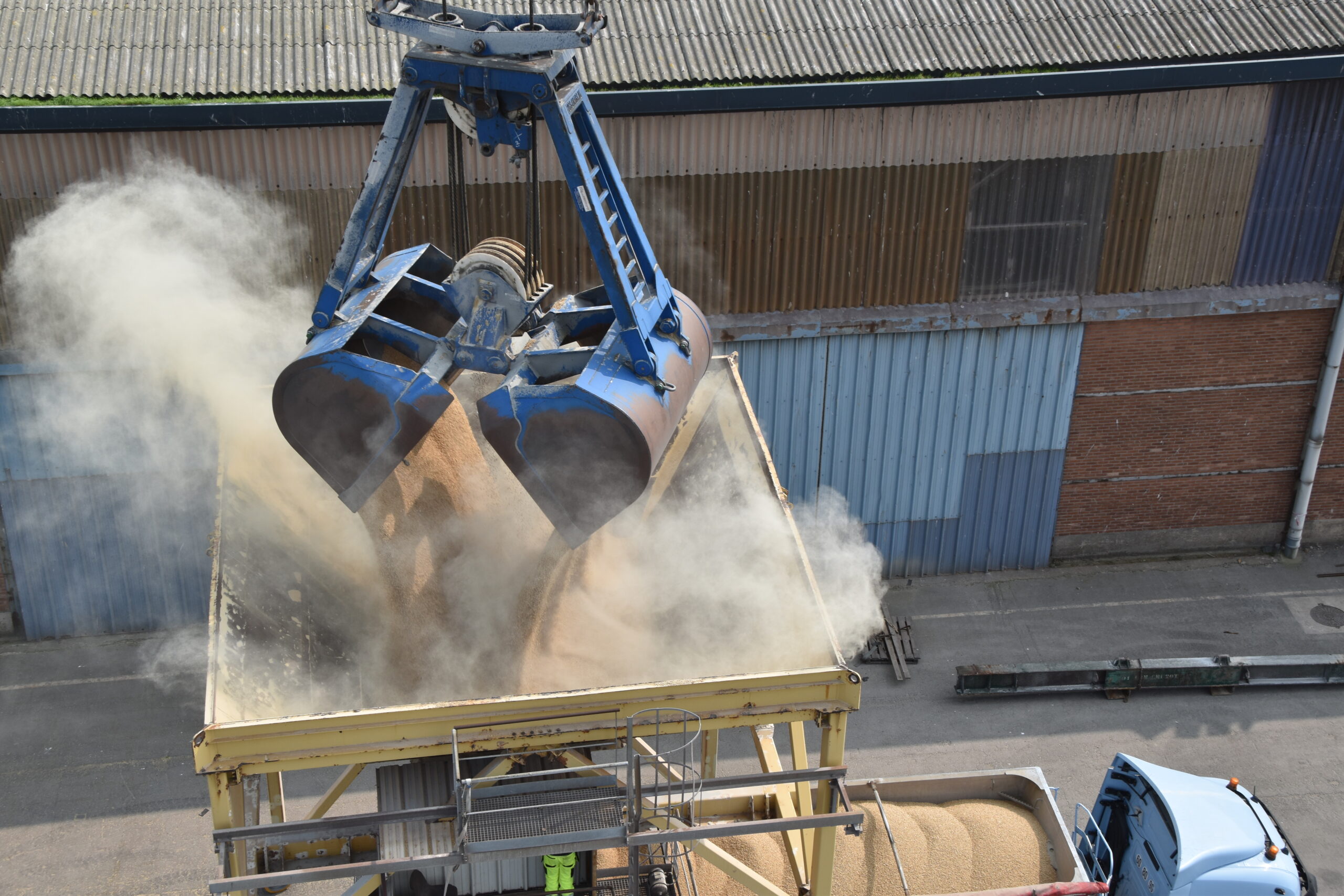 Au cœur d’une manutention de 17 000 tonnes de pelets au port de Dunkerque