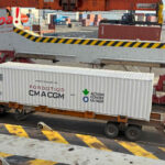 Deux conteneurs humanitaires chargés par les dockers